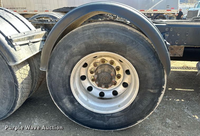 image for item EA2392 2014 Freightliner Coronado SD 122 semi truck