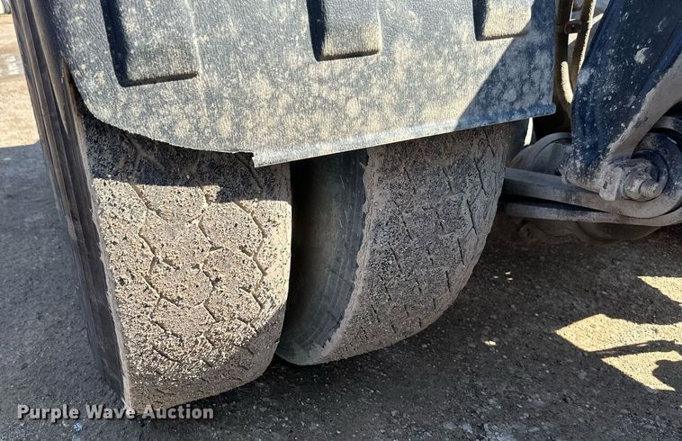 image for item EA2392 2014 Freightliner Coronado SD 122 semi truck