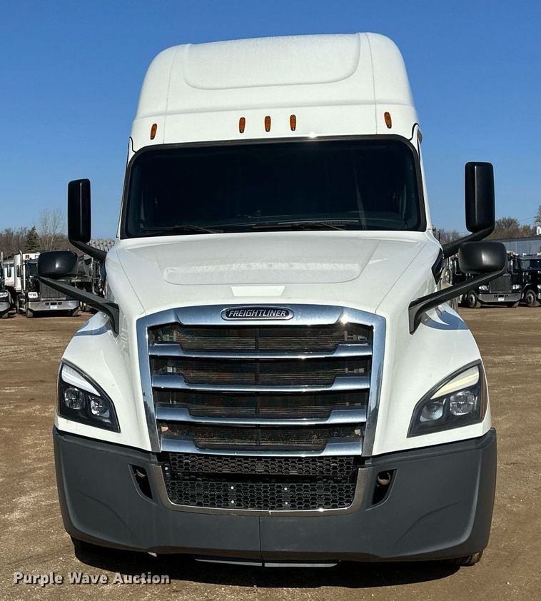 image for item EA2405 2019 Freightliner  Cascadia 126 semi truck
