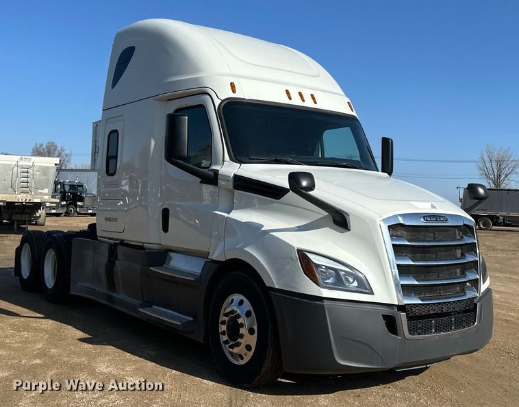 image for item EA2405 2019 Freightliner  Cascadia 126 semi truck