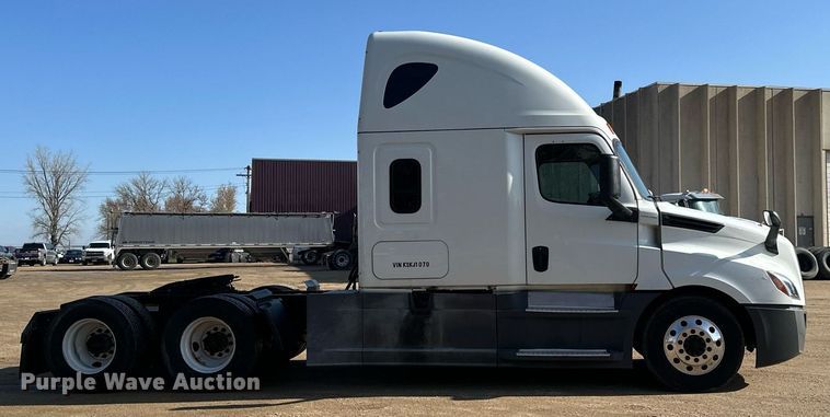 image for item EA2405 2019 Freightliner  Cascadia 126 semi truck