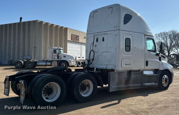 image for item EA2405 2019 Freightliner  Cascadia 126 semi truck