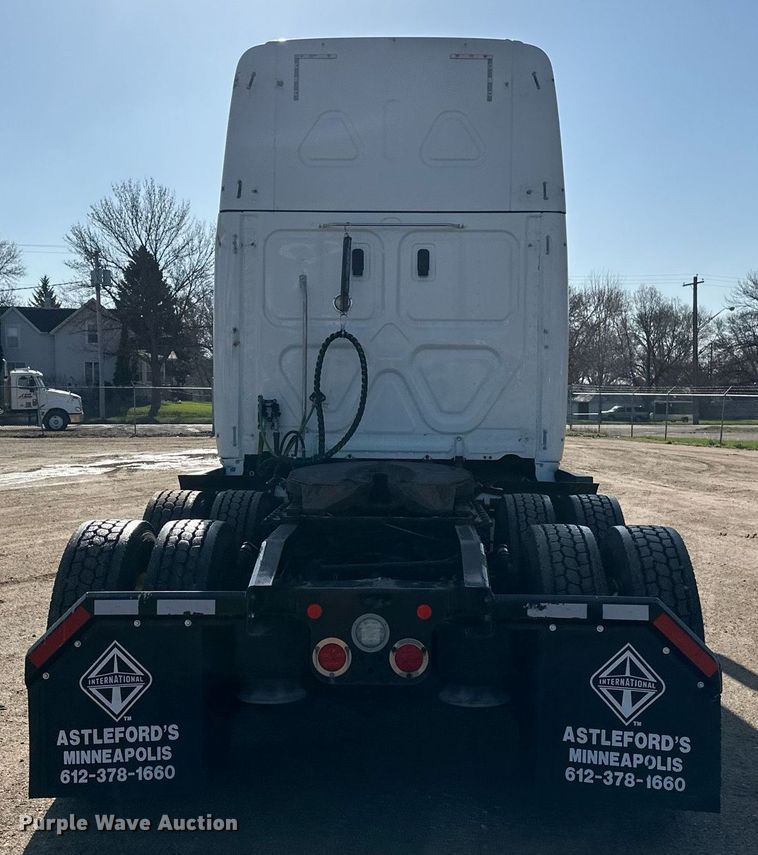 image for item EA2405 2019 Freightliner  Cascadia 126 semi truck