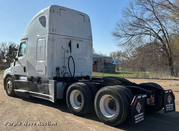 image for item EA2405 2019 Freightliner  Cascadia 126 semi truck