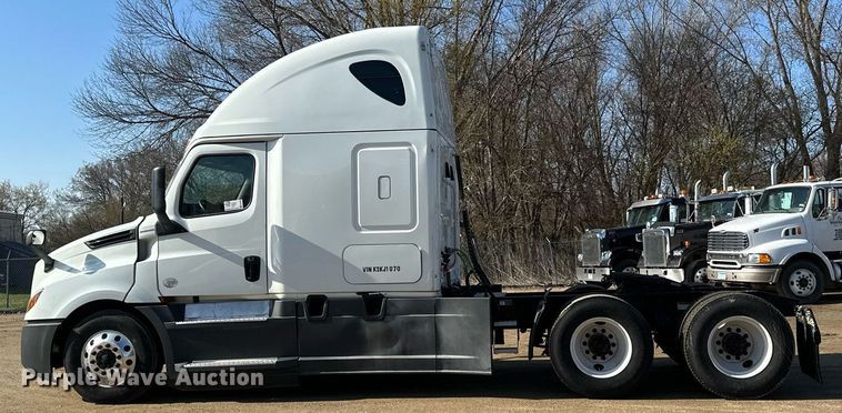 image for item EA2405 2019 Freightliner  Cascadia 126 semi truck