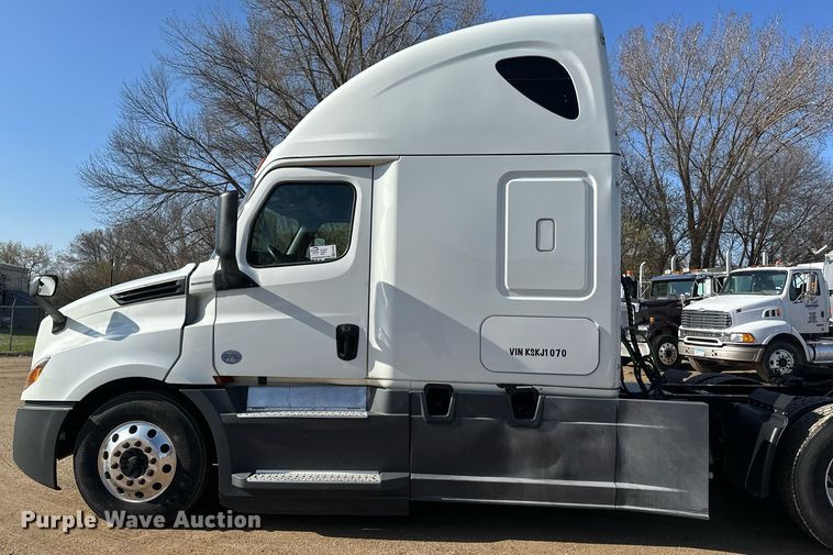 image for item EA2405 2019 Freightliner  Cascadia 126 semi truck