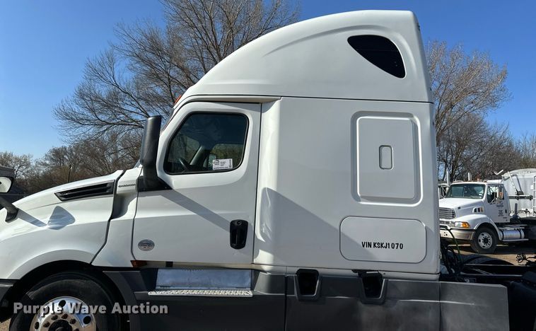image for item EA2405 2019 Freightliner  Cascadia 126 semi truck