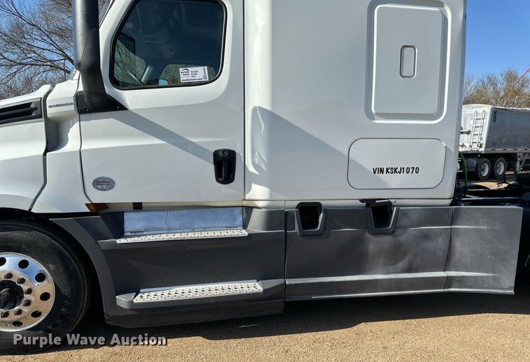 image for item EA2405 2019 Freightliner  Cascadia 126 semi truck