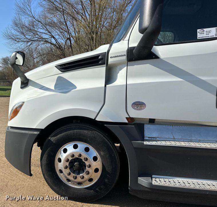 image for item EA2405 2019 Freightliner  Cascadia 126 semi truck