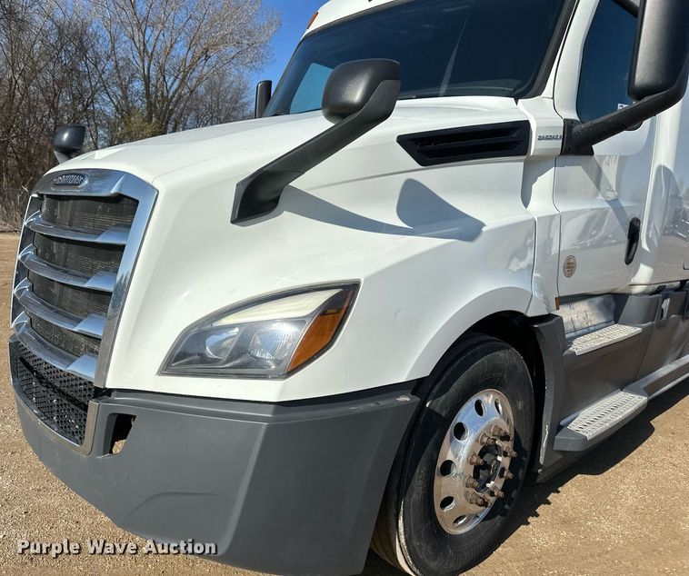 image for item EA2405 2019 Freightliner  Cascadia 126 semi truck