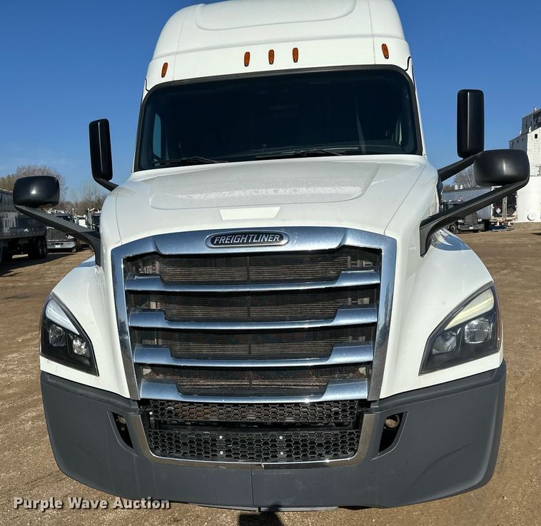 image for item EA2405 2019 Freightliner  Cascadia 126 semi truck