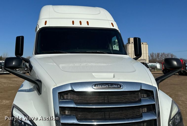 image for item EA2405 2019 Freightliner  Cascadia 126 semi truck