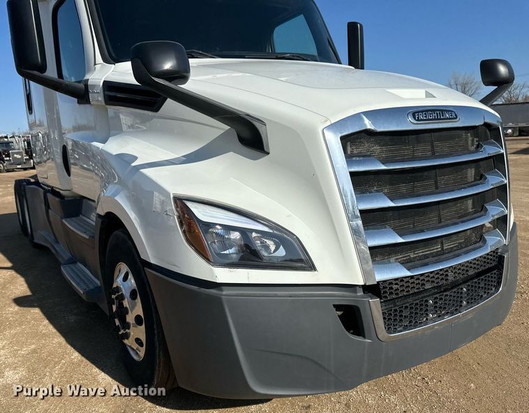 image for item EA2405 2019 Freightliner  Cascadia 126 semi truck