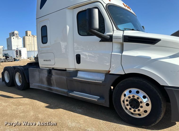 image for item EA2405 2019 Freightliner  Cascadia 126 semi truck