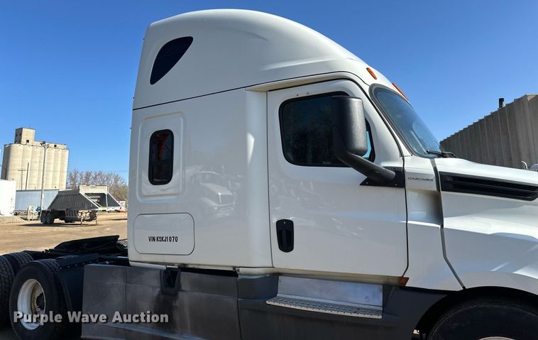 image for item EA2405 2019 Freightliner  Cascadia 126 semi truck