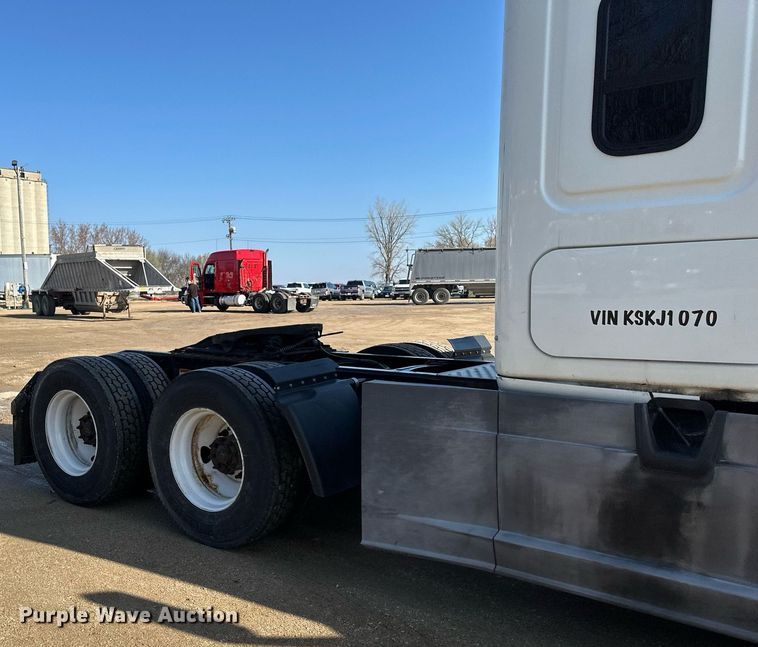 image for item EA2405 2019 Freightliner  Cascadia 126 semi truck