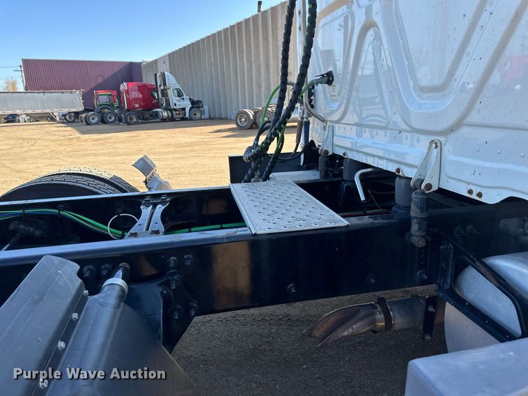 image for item EA2405 2019 Freightliner  Cascadia 126 semi truck