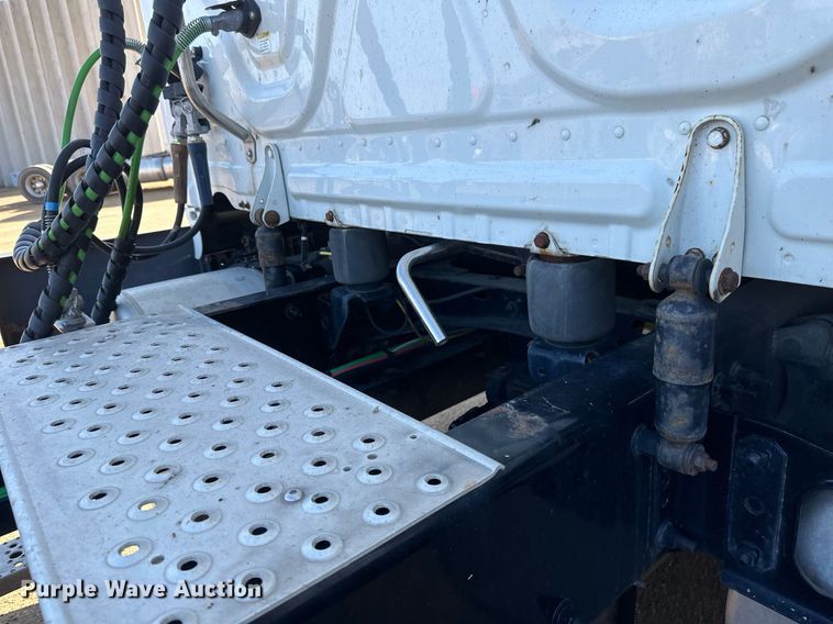 image for item EA2405 2019 Freightliner  Cascadia 126 semi truck