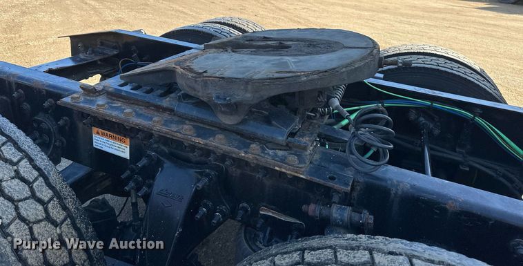 image for item EA2405 2019 Freightliner  Cascadia 126 semi truck