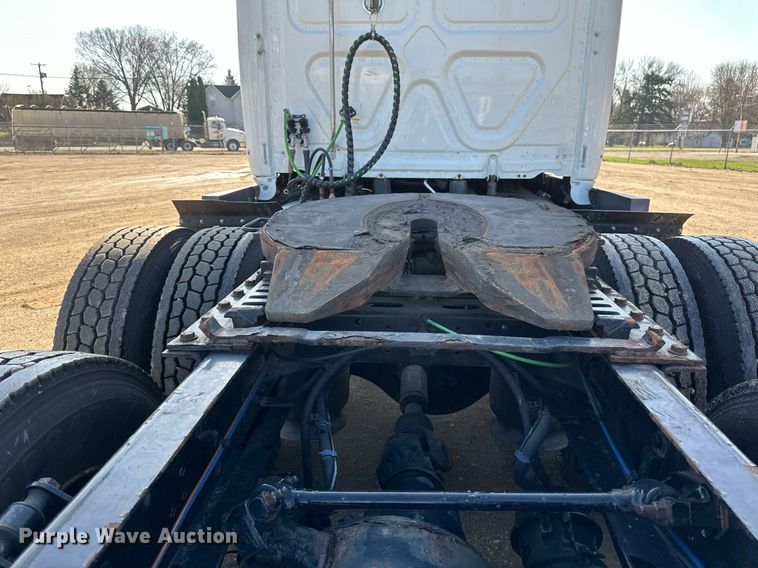 image for item EA2405 2019 Freightliner  Cascadia 126 semi truck