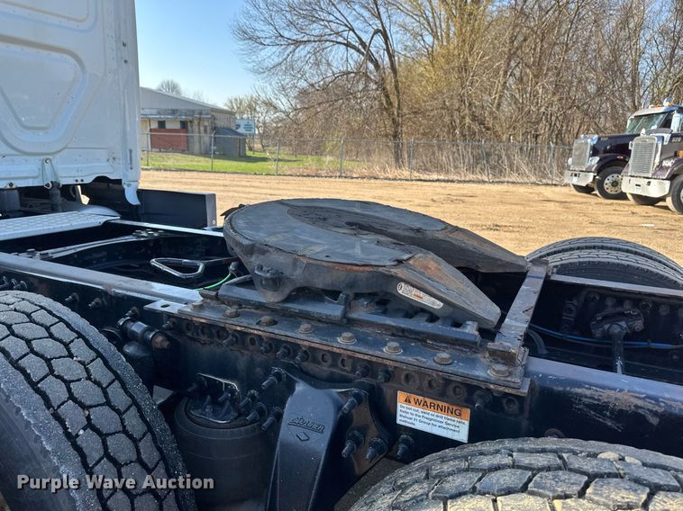 image for item EA2405 2019 Freightliner  Cascadia 126 semi truck