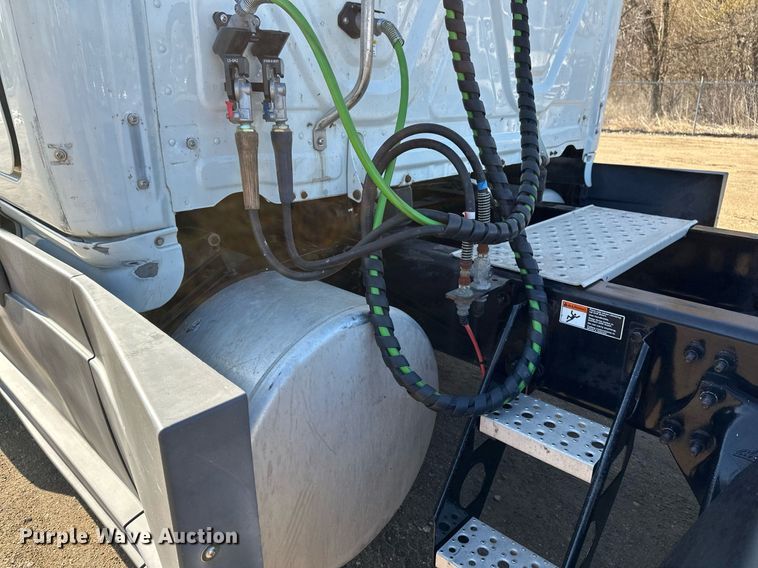 image for item EA2405 2019 Freightliner  Cascadia 126 semi truck