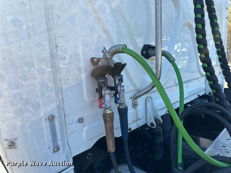 image for item EA2405 2019 Freightliner  Cascadia 126 semi truck