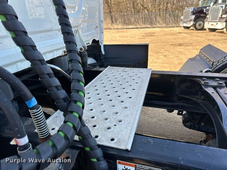 image for item EA2405 2019 Freightliner  Cascadia 126 semi truck