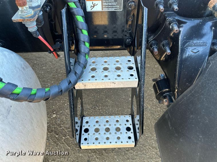 image for item EA2405 2019 Freightliner  Cascadia 126 semi truck