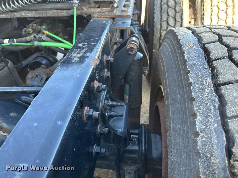 image for item EA2405 2019 Freightliner  Cascadia 126 semi truck