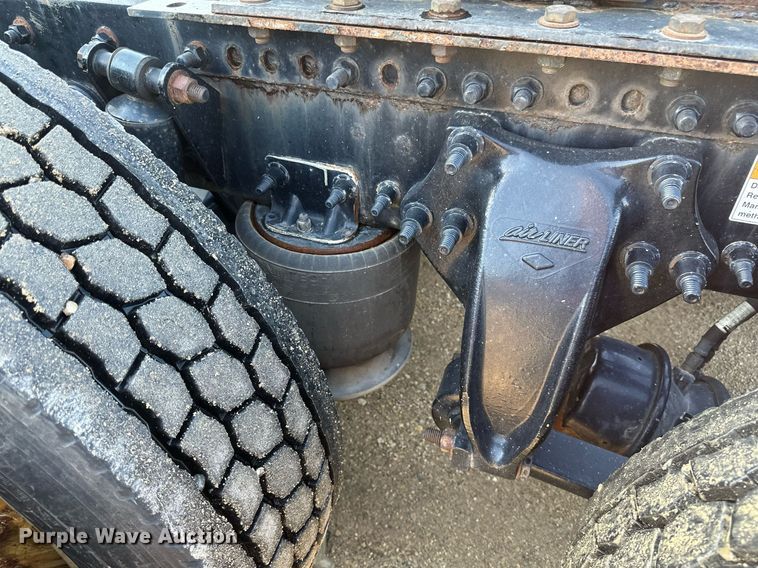 image for item EA2405 2019 Freightliner  Cascadia 126 semi truck