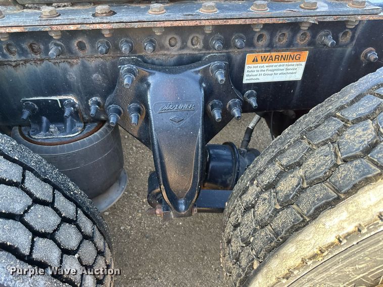 image for item EA2405 2019 Freightliner  Cascadia 126 semi truck