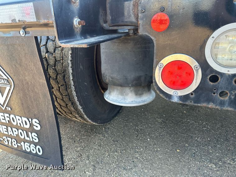 image for item EA2405 2019 Freightliner  Cascadia 126 semi truck