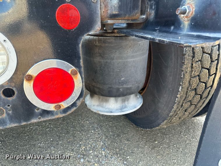 image for item EA2405 2019 Freightliner  Cascadia 126 semi truck