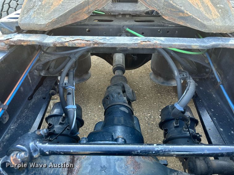 image for item EA2405 2019 Freightliner  Cascadia 126 semi truck