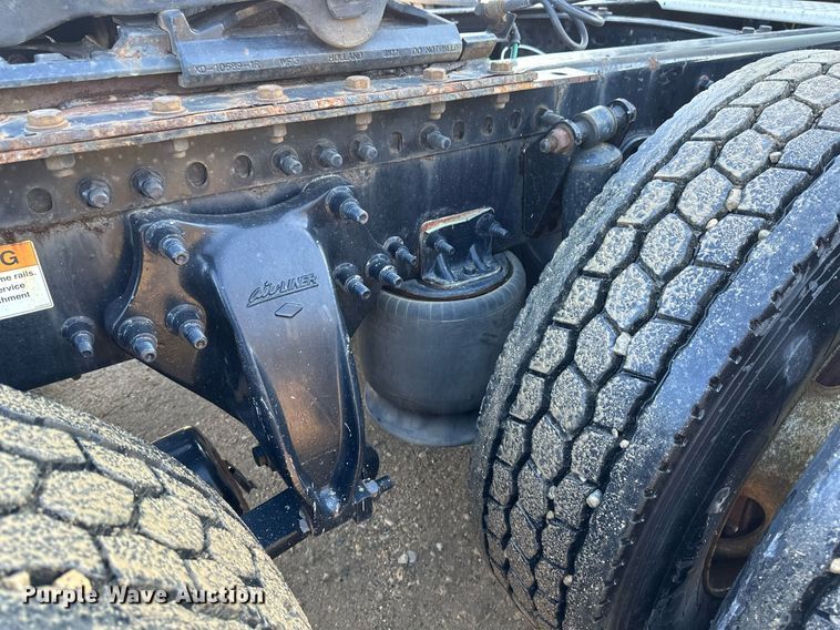 image for item EA2405 2019 Freightliner  Cascadia 126 semi truck