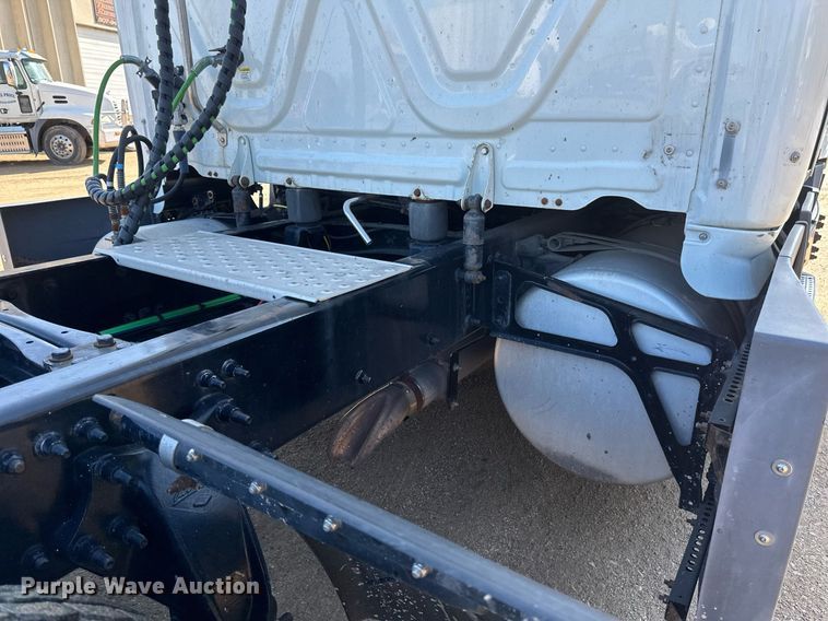 image for item EA2405 2019 Freightliner  Cascadia 126 semi truck