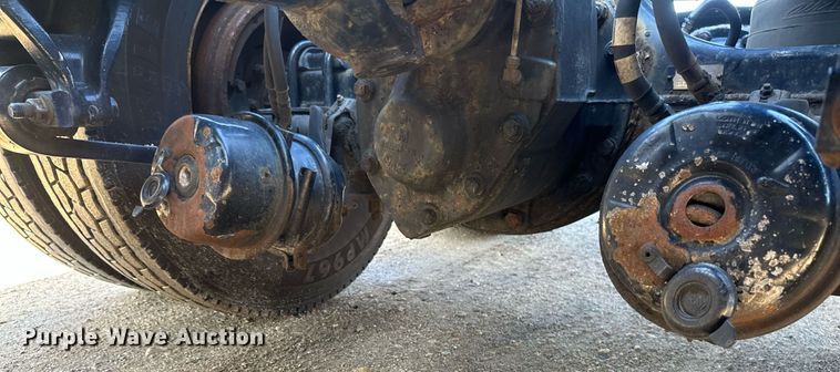 image for item EA2405 2019 Freightliner  Cascadia 126 semi truck