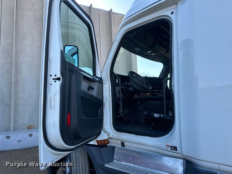 image for item EA2405 2019 Freightliner  Cascadia 126 semi truck