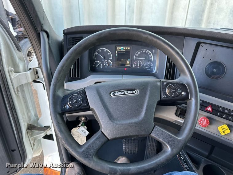 image for item EA2405 2019 Freightliner  Cascadia 126 semi truck