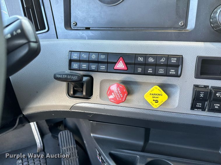 image for item EA2405 2019 Freightliner  Cascadia 126 semi truck