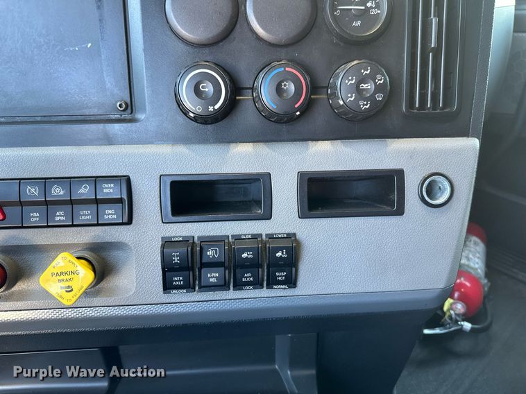 image for item EA2405 2019 Freightliner  Cascadia 126 semi truck