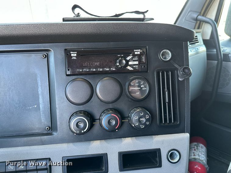 image for item EA2405 2019 Freightliner  Cascadia 126 semi truck