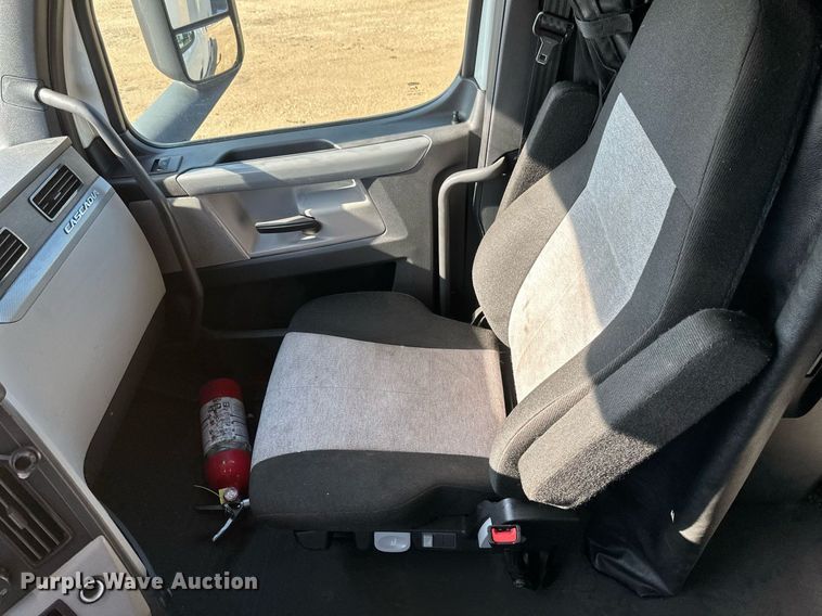 image for item EA2405 2019 Freightliner  Cascadia 126 semi truck