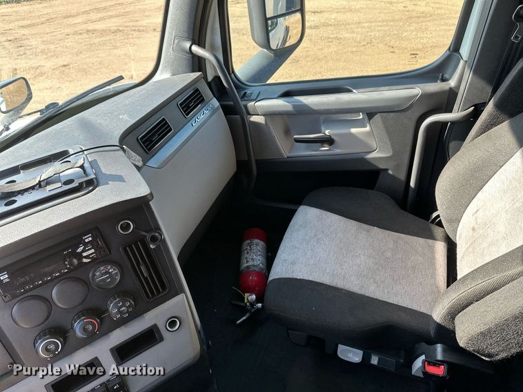 image for item EA2405 2019 Freightliner  Cascadia 126 semi truck