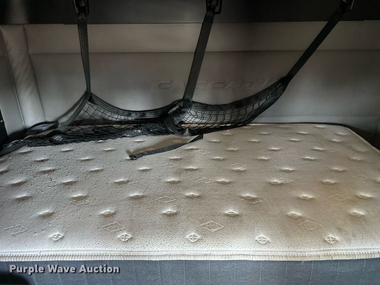 image for item EA2405 2019 Freightliner  Cascadia 126 semi truck