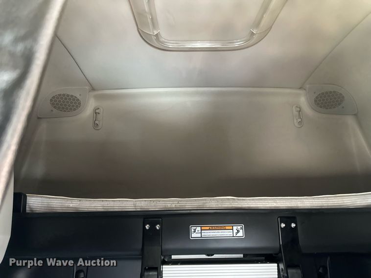 image for item EA2405 2019 Freightliner  Cascadia 126 semi truck