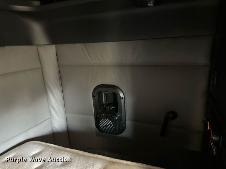 image for item EA2405 2019 Freightliner  Cascadia 126 semi truck