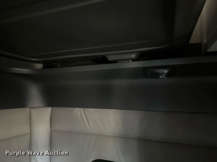 image for item EA2405 2019 Freightliner  Cascadia 126 semi truck