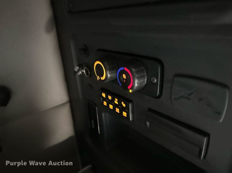 image for item EA2405 2019 Freightliner  Cascadia 126 semi truck